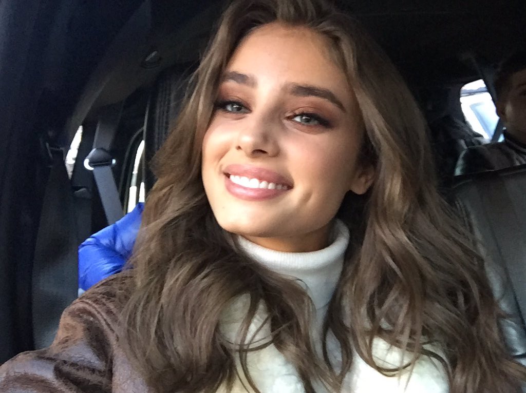 Happy Thanksgiving! @TaylorMarieHill on her way to the #MacysParade. See her on @CBS this morning! https://t.co/FLwVRfx0n2