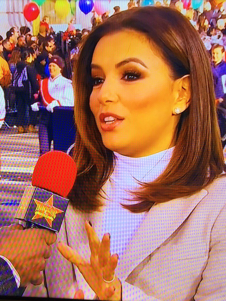 RT @glamlatinamag: Counting down to @EvaLongoria @nbctelenovela, abt novelera who doesn't speak Spanish. @Macys #ThanksgivingDayParade http…