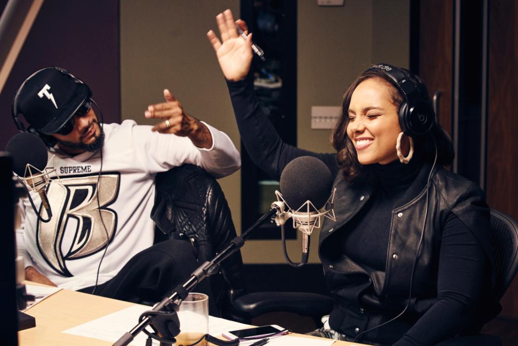 RT @Beats1: .@aliciakeys & @THEREALSWIZZZ throwing it down now for @oldmanebro...
#Beats1NYC is on: https://t.co/rAPwDbsSan https://t.co/W2…