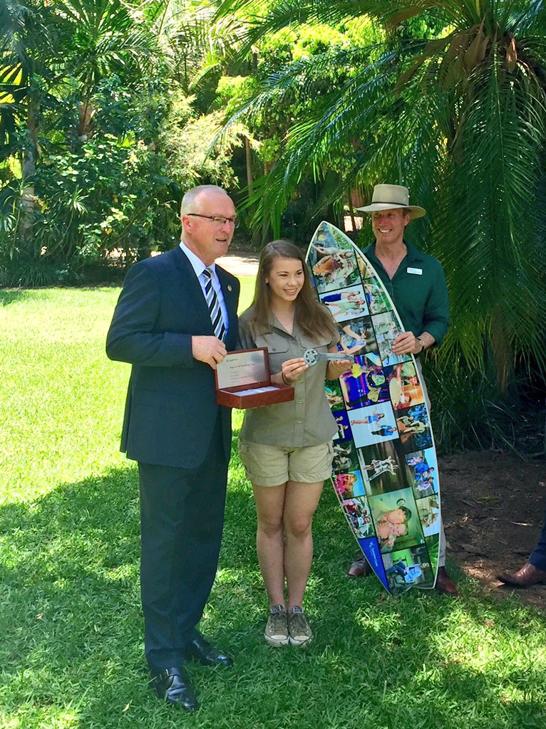 RT @sunshinecoastoz: Today @BindiIrwin was presented with the keys to @CouncilSCC, plus a surfboard for good measure. Congrats, Bindi!???????? ht…