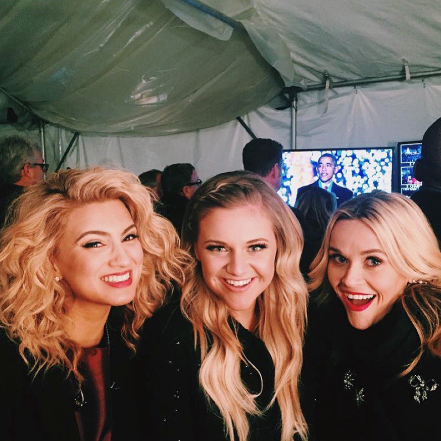 ❤ ❤ ❤ @KelseaBallerini @ToriKelly  Backstage #TheNationalTree ???? ???? ???? https://t.co/dmXEHDJW4t