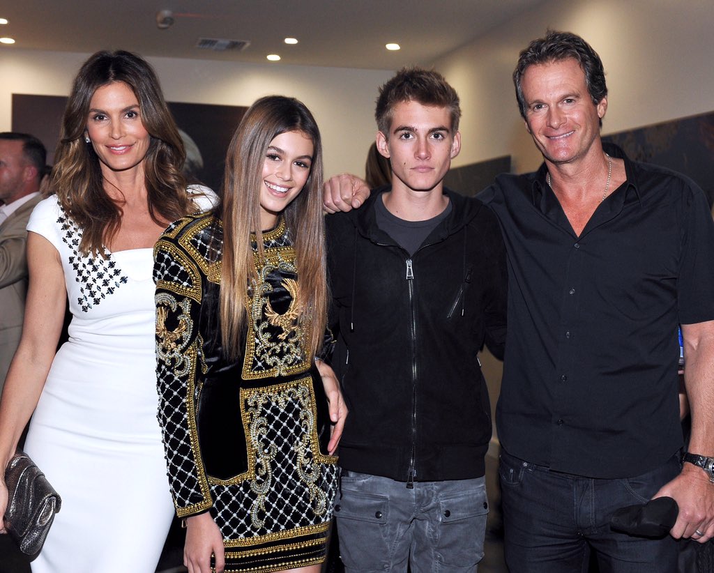 Look who came out last night to support! ❤️ @PresleyGerber @KaiaGerber @randegerber https://t.co/Q5jvXuO0Ey https://t.co/FZxQ3uQ8E7