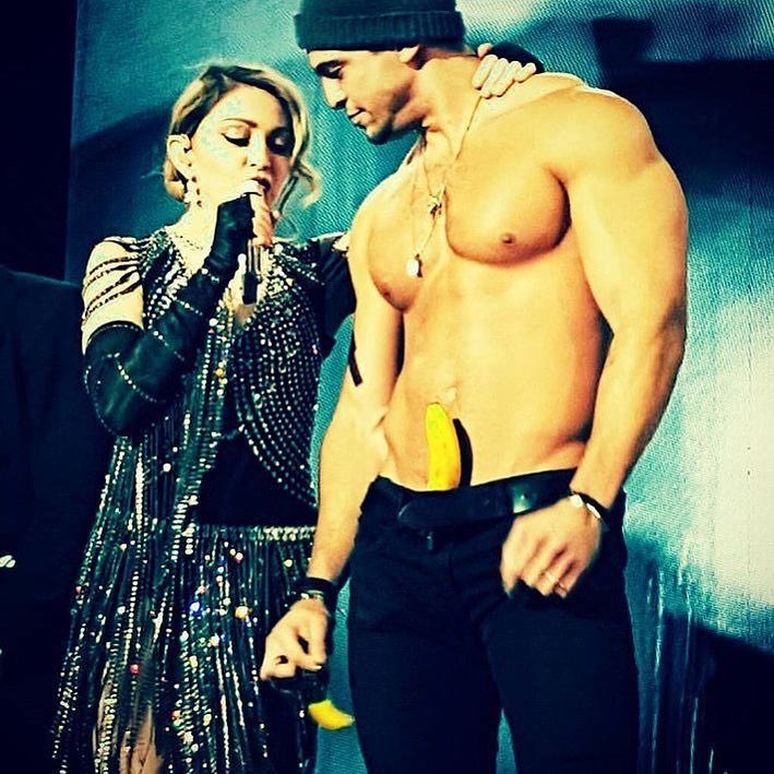 Tonight's Unapologetic Bitch was Unapolgetic???????????????? thank you Amsterdam????. ❤️ #rebelhearttour https://t.co/Iha5MtXYH1