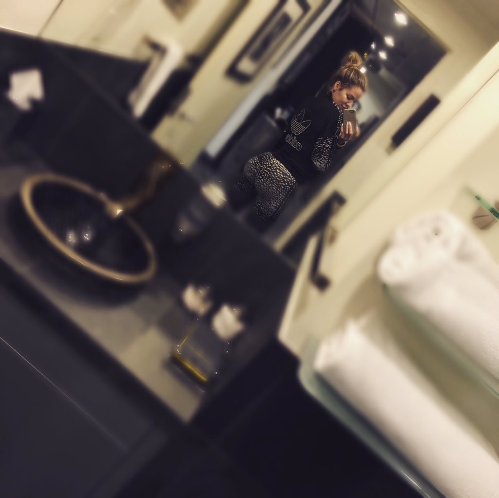 Shameless bathroom gym selfie ???? https://t.co/82TTBy1bih