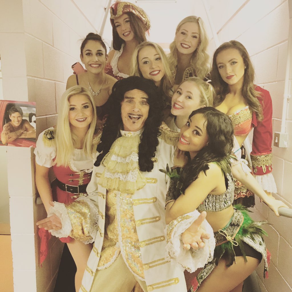 RT @KikiMarinaA: Hanging out with The Hoff! Tiger Lily, Tinkerbell, Wendy and the Sexy Pirates! @DavidHasselhoff #panto #peterpan https://t…