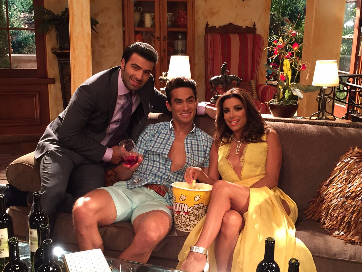 RT @nbctelenovela: We keep things poppin’ on the #Telenovela set! https://t.co/b1vyui56wq