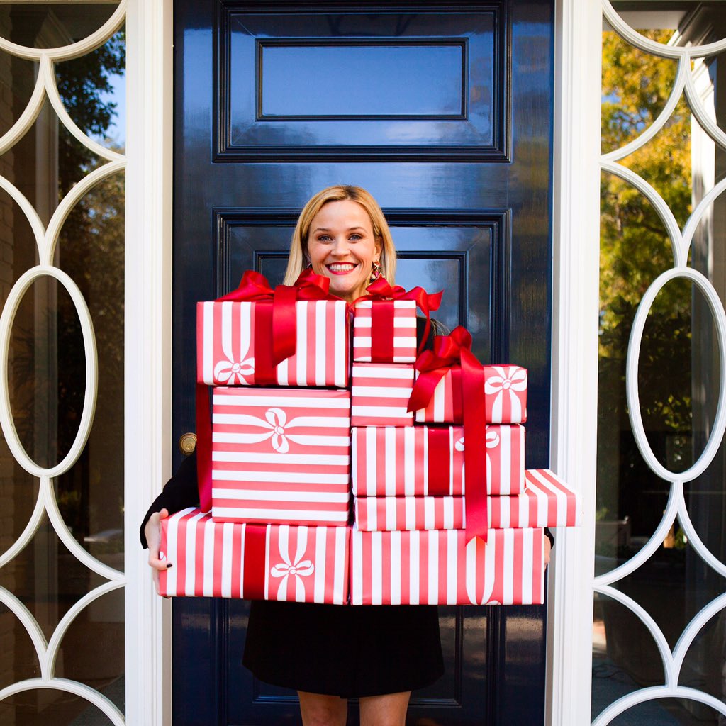 #Shopping #Goals. Have y'all finished your Christmas shopping yet? ???????????? (❤️ this @draperjamesgirl wrapping paper.) https://t.co/TiOjY1E1dP