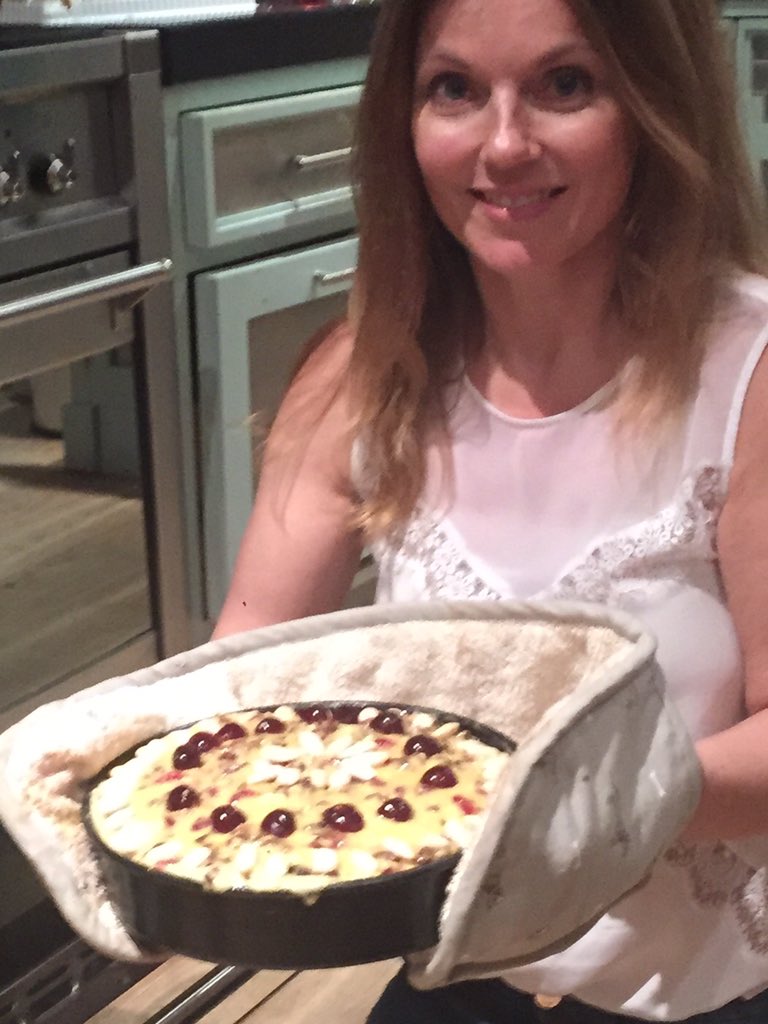 Victorian Christmas cake is going in the oven. Let's see in 2 hour hrs. ???? https://t.co/pz1lzop3W7