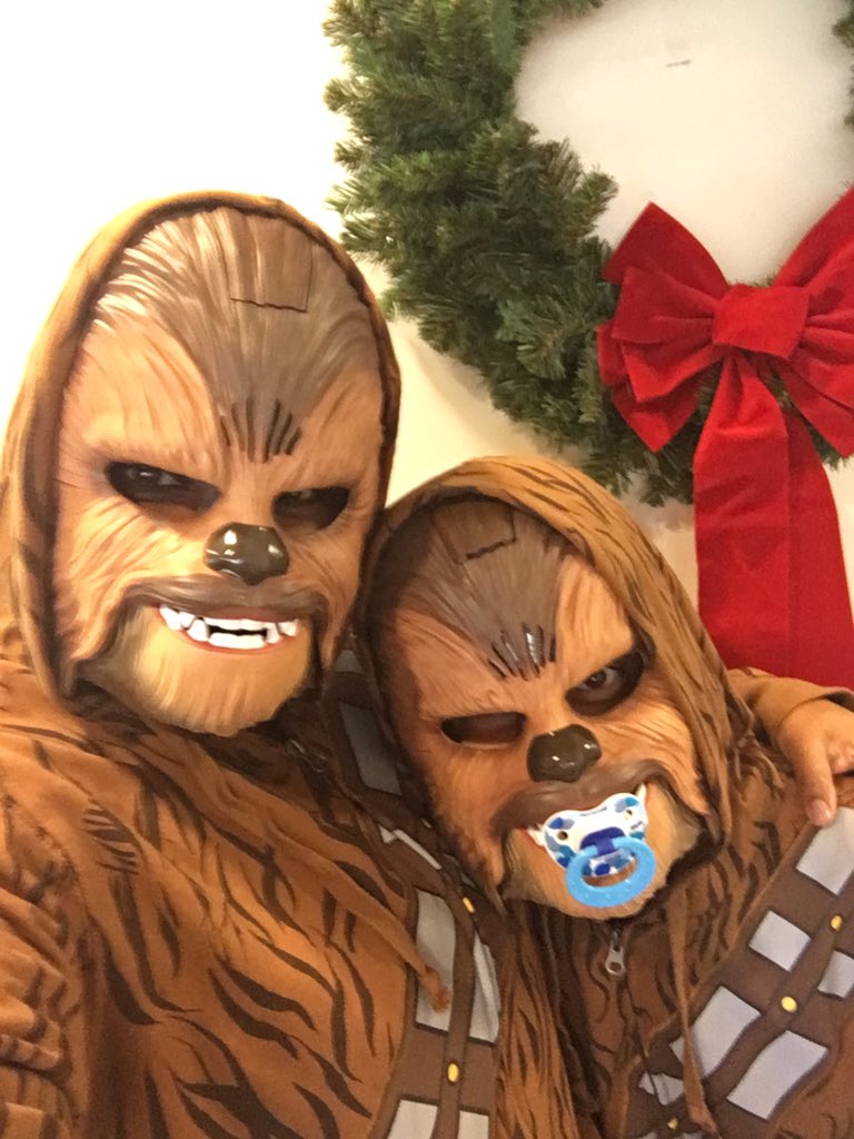 Happy holidays from our family to yours. ❤️, Chewy & Lumpy @soniakharkar https://t.co/LStXEUHNhu