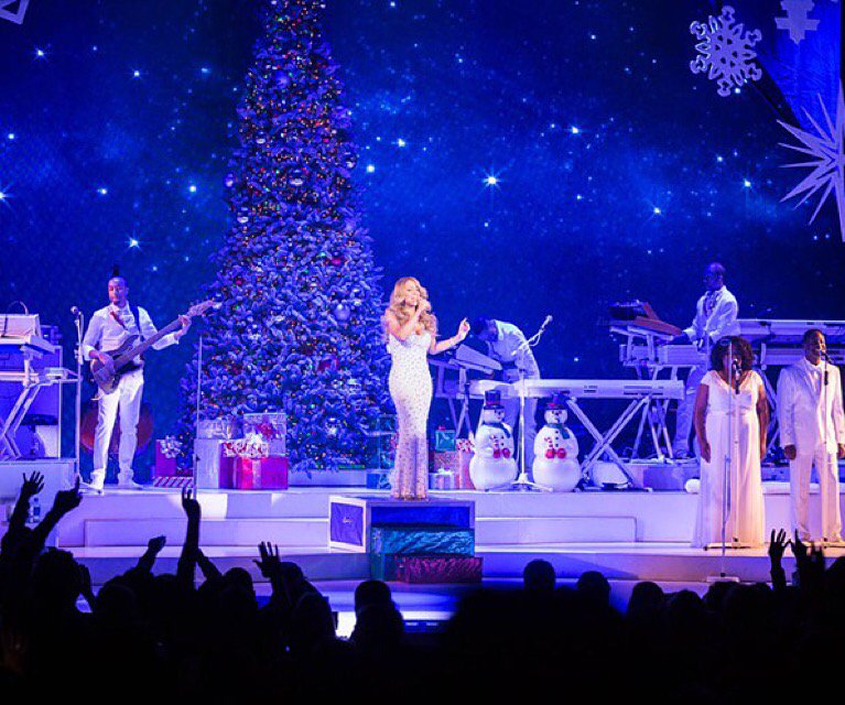 Merry Christmas #Lambs! Can’t wait to see you all tonight for my last #AIWFCIY show of 2015! #NYC https://t.co/ODQ4zDNAQd