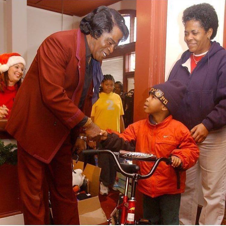 Santa clause goes straight to the ghetto.  James brown ????????✨???? https://t.co/CAz5WEwvAO https://t.co/NGDhsSEOCn