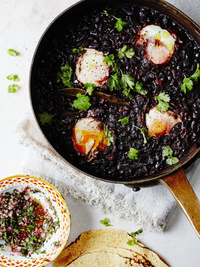 #RecipeOfTheDay is a spicy veggie delight. As seen in @JamieMagazine, it's black bean soup! https://t.co/BMZ0wc5Buv https://t.co/MJF5TLTkJ9