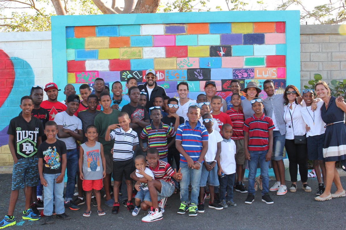 #NewYearsDay w/ friends @JuanLuisGuerra &Henry Cardenas Niños de Cristo Orphanage Kids&Benefactors Art Wall-LaRomana https://t.co/wJJXsDZaXf