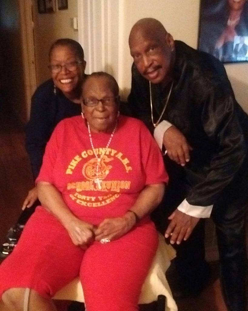 Grandma n family happy ???????????????????? https://t.co/C3wKvSJ1hq https://t.co/MlglBbrUiG