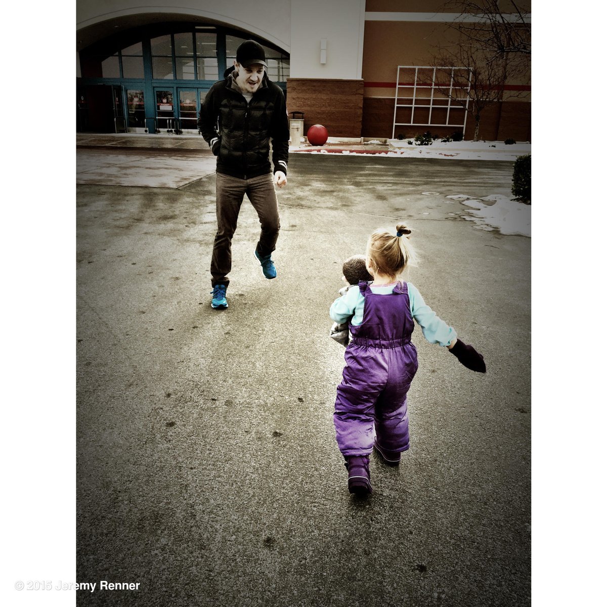 Shopping/skipping for the lady of the house #newyearsprep #errandswithdaddy https://t.co/6qc24loWkJ