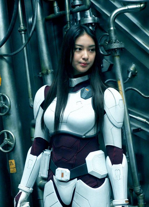【#テラフォーマーズ 現場取材②-4】ちなみに武井咲さん演じる菜々緒たち女性キャラの宇宙服は、男性キャラと違って白×エン 【#テラフォーマーズ 現場取材②-4】ちなみに武井咲さん演じる菜々緒たち女性キャラの宇宙服は、男性キャラと違って白×エン