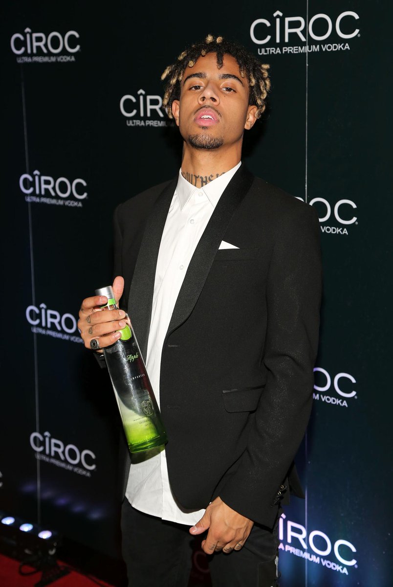 S/O @VicMensa  bringing in the new year with @Ciroc Apple! Whats your favorite Ciroc drink? #CirocNights https://t.co/72vu6C2iGU