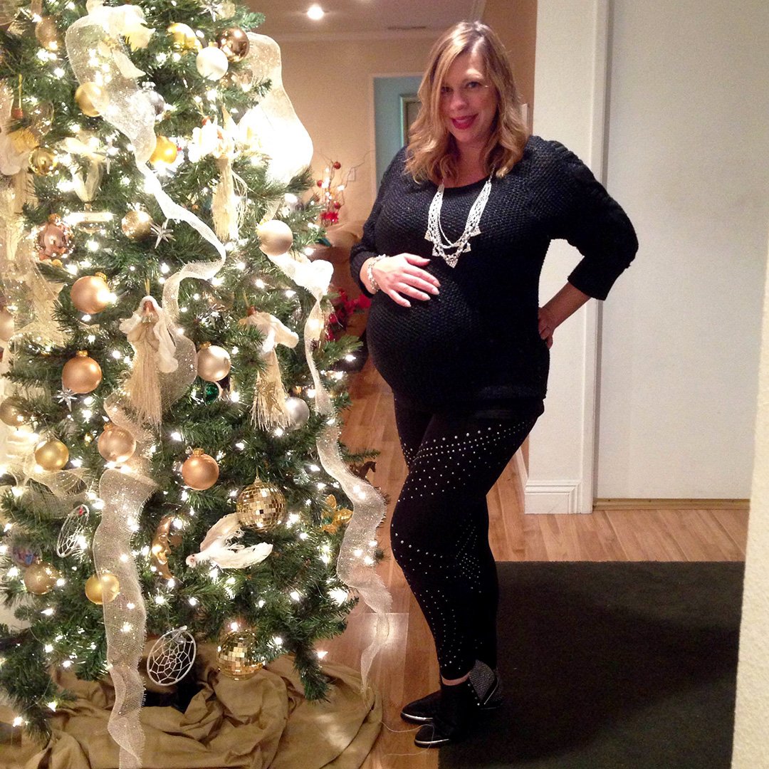 RT @FergieFootwear: #WCW: @Fergie’s sister @DanaMFerg rockin her #babybump around the Xmas ???? in INDIGO #booties. https://t.co/lBvNCNLiTN ht…