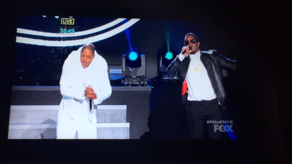 RT @Andrealuvv: Diddy throwing them throwbacks ???????????????????????????????? #PitbullNYE @iamdiddy #badboys https://t.co/H3CNfQoR2T