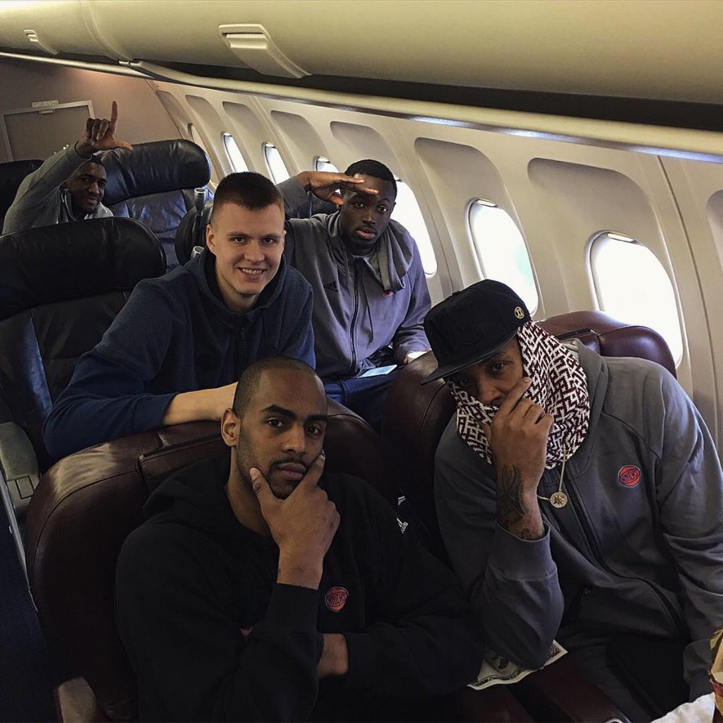 RT @kporzee: Destination Chicago ✈️ Big road game! Lets go! ???????? https://t.co/nQYgx09YAq