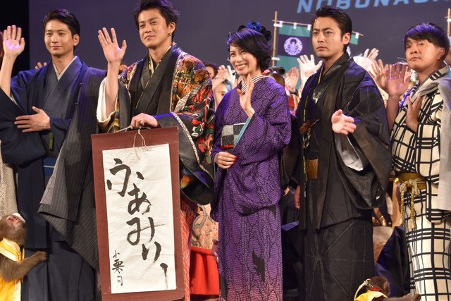美女も!猿も!「信長協奏曲」小栗旬らランウェイ歩く、ド派手な完成披露 美女も!猿も!「信長協奏曲」小栗旬らランウェイ歩く、ド派手な完成披露