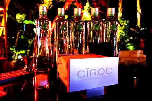 Host your #GoldenGlobes viewing party this weekend with @Ciroc  Apple! #CirocStars https://t.co/PgzptTycGq https://t.co/zDtztmTDSl