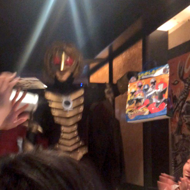 怪獣酒場にニンニンジャーお楽しみ袋を持ち込んでババルウ星人に説教されているところ 怪獣酒場にニンニンジャーお楽しみ袋を持ち込んでババルウ星人に説教されているところ