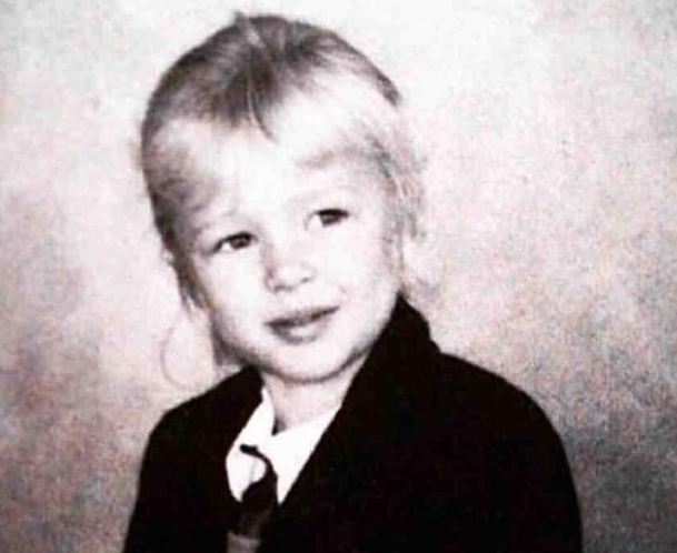 RT @MirrorCeleb: Who did this angelic child grow up to be? https://t.co/8eG5ymDrlf https://t.co/TDQNujUVwb