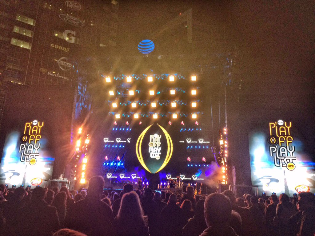 We’re live now! ???? out with the live stream from #ATTPlayoffPlaylist at #CFBPlayoff https://t.co/8eYUmir1oy https://t.co/rWgwD56SKU