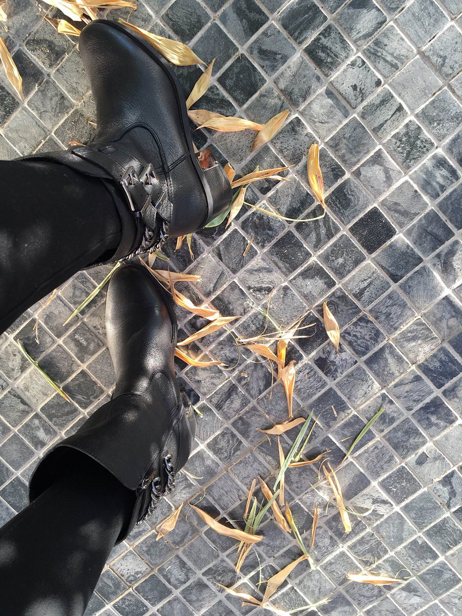 RT @FergieFootwear: If u don’t like the road ur walking, start paving another 1.#dollyparton #fergie #blackboots https://t.co/evAMXOxCwi ht…