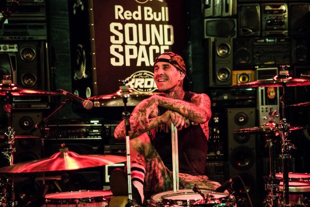 RT @thekevinryder: Tomorrow (Friday) 9 AM PT.  @travisbarker @kevinandbean #Blink182 https://t.co/QKUpry4PLC