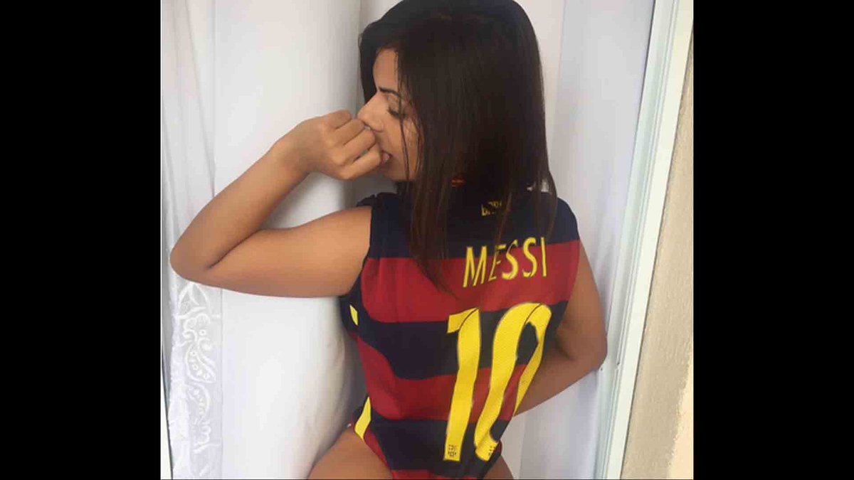 RT @TelemundoEnt: Miss BumBum felicita, de manera muy sexy, a @LionelMessi tras ganar el Balón de Oro--> https://t.co/M1gIsGuxU8 https://t.…