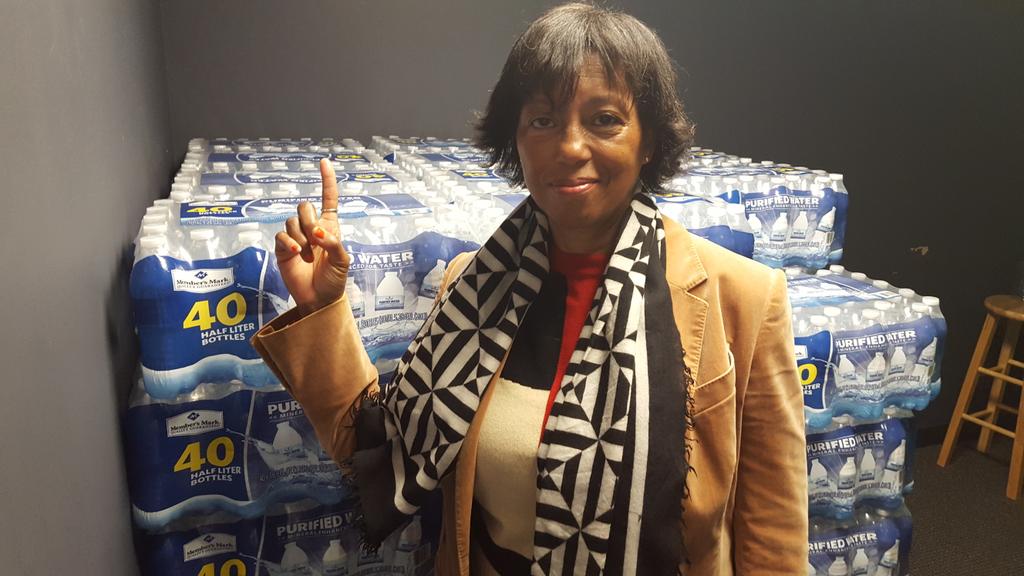 RT @13LaSalleBlanks: That's .@Pharrell Williams' mom donating water to #Flint on behalf of the family. Check out my interview today at 4 ht…