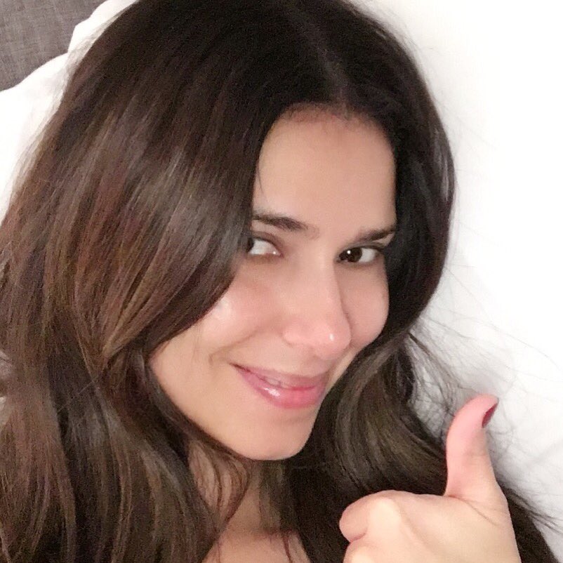 RT @Roselyn_Sanchez: Ready in bed to watch #telenovela directed by my girl and boss @EvaLongoria #cameo #letslaugh #luegoadormir https://t.…