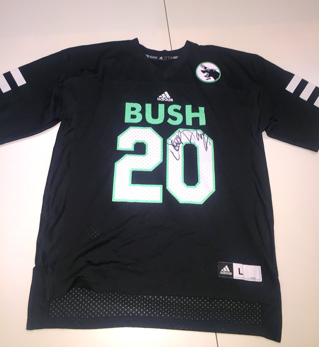 givn away this signed jersey ! tweet this link to my new show https://t.co/Vdos7wkNJP + #TurfdUp n win ! https://t.co/4uRGcAccFK
