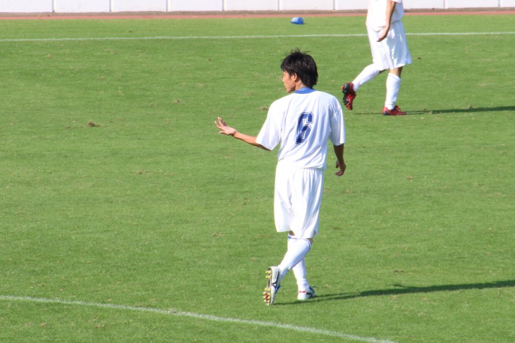 藤沢清流
高精度のフィードで攻撃の起点としても機能するイケメンCB。守備では見た目以上に力強いプレーが印象的で身体を張った守備とラインコントロールで最終ラインを統率。
6 成瀬公祐 (3年:緑丘中) https://t.co/Ii6JypdpOO