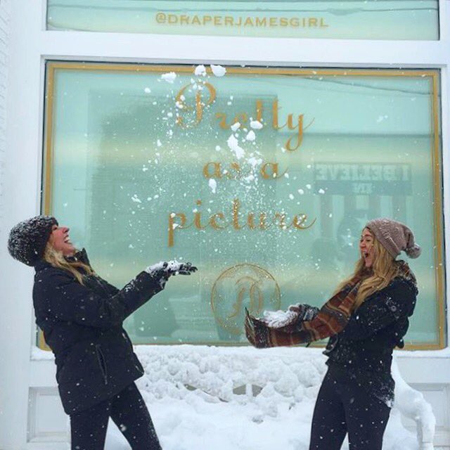 Hope all y'all in the snow are keeping bundled, safe, and warm! ❄️ (Wow! The @DraperJamesGirl store in Nashville!) https://t.co/YXukycDZls