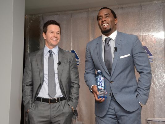 RT @detroitnews: .@iamdiddy, @mark_wahlberg donating 1M bottles of water for #FlintWaterCrisis https://t.co/qhF2ugdO8v https://t.co/fcUrQEc…