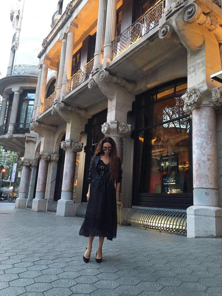 Барселона, casa Fuster, в нежном Graviteight. Бегу на концерт к ❤️ @RealVolya  #streetstyle https://t.co/irK48YN6tv