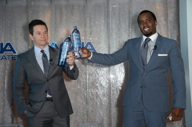 RT @VibeMagazine: #FlintWaterCrisis: @iamdiddy and @mark_wahlberg donate 1 million bottles of #AQUAhydrate https://t.co/TdLejlSKmo https://…