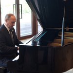 Putin sits down at piano in China, plays Soviet songs Putin sits down at piano in China, plays Soviet songs