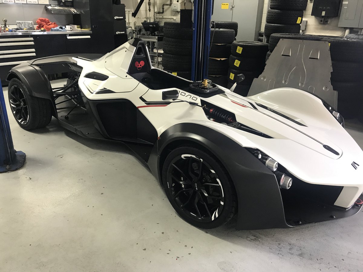 celebrated welcoming the mono into Canada with some shiney new carbon composite wheels. SHINY! :D @DiscoverMono https://t.co/iwklbC4429