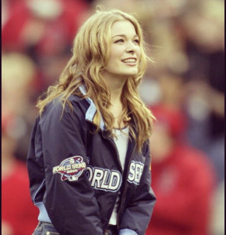 #ff #FlashbackFriday #flashback 
Singing the National Anthem at the #WorldSeries ????⚾️❤ https://t.co/9VrvZQCnQ4