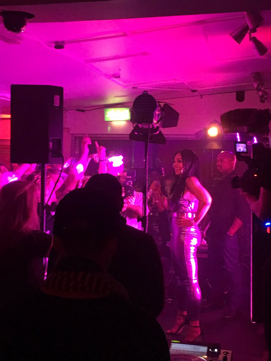 RT @diffusionlabel: Yep that's @ashanti on stage in Dublin right now! Secret is out! https://t.co/946yo5hSOU