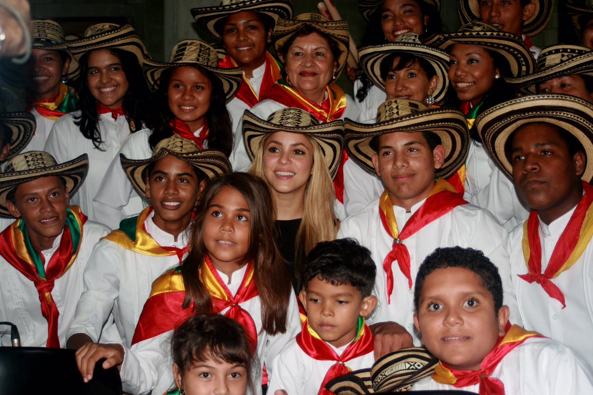 Seven years ago this week, Shak opened @fpiesdescalzos' school in Barranquilla! ShakHQ #TBT https://t.co/4DRAQWVT3b