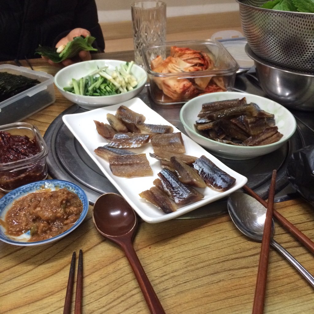 과메기 엄마가 소주 포항 먹는 구룡포 집에서 초장 겨울 청어로 먹는다 indieteddy
