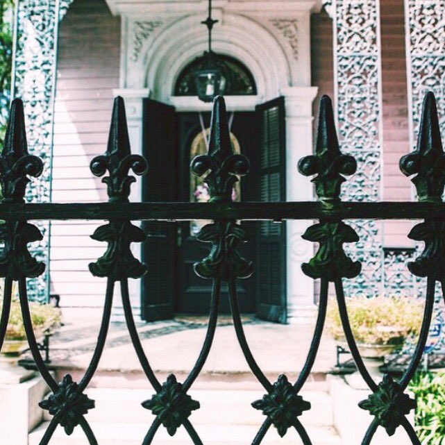 Don't you ❤️ the style & architecture in #NewOrleans? #SouthernCharm from one of our @DraperJamesGirl #NOLA trips. https://t.co/28uDZxzyvJ