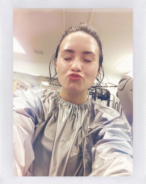 Happy #NMM!!! Sweaty kisses for my #Lovatics ???????????? Show me how #DevonneByDemi works for you!!! https://t.co/LdAbm0nsSu https://t.co/hwyRVcOOV0