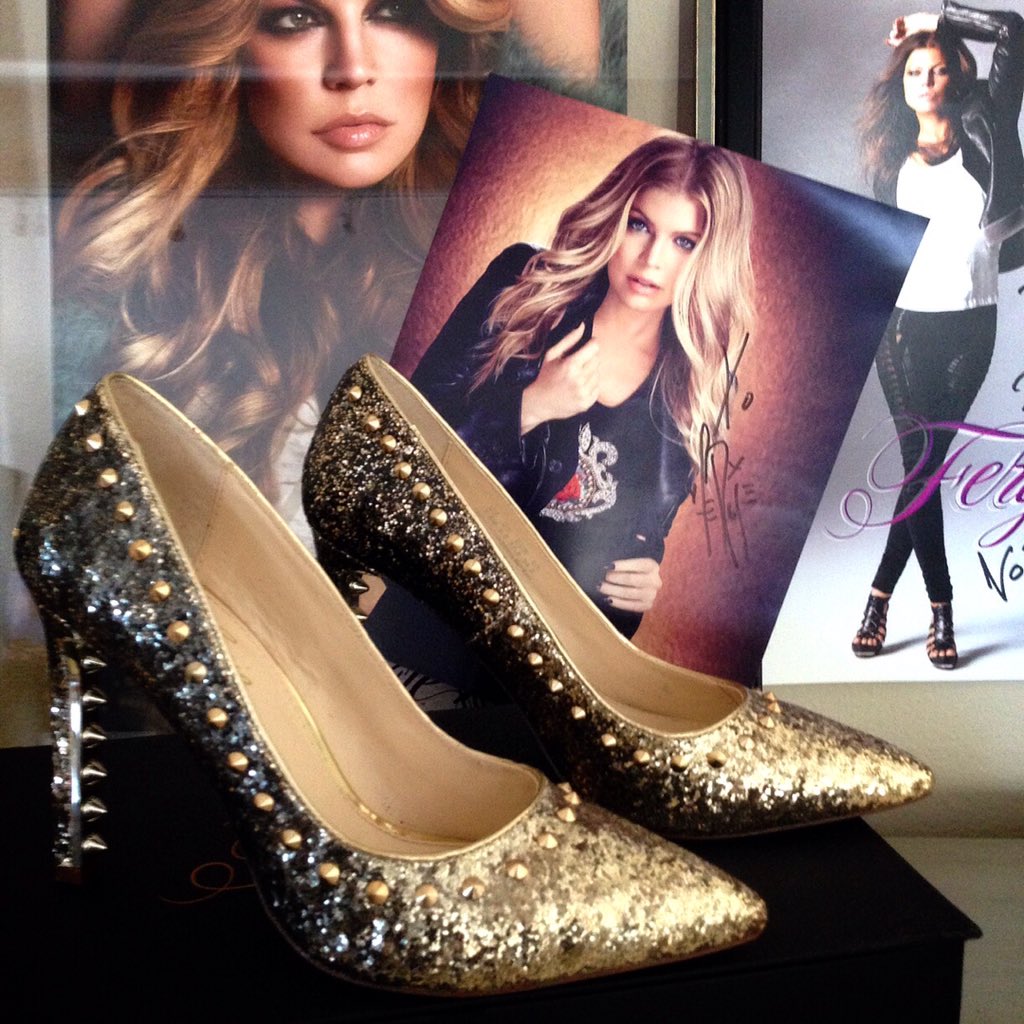 RT @FergieFootwear: Because u were born 2 #sparkle. #fergie #goldpumps #glitterpumps #allthatglitters #faveshoes https://t.co/VAb8hF9BFe ht…