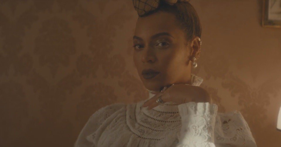 AMAZING!! “@vulture: #Beyonce just dropped 'Formation,' new song and music video: https://t.co/v1dBUFd9zr https://t.co/6Ialmjb34T”